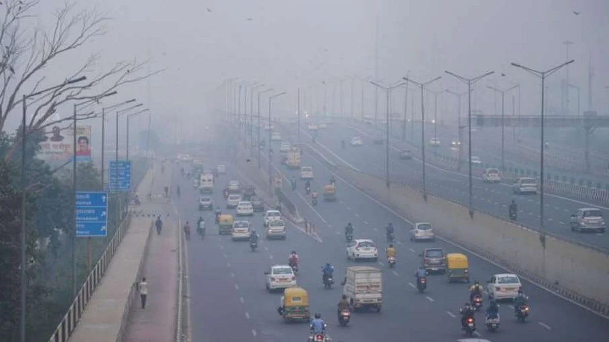 दिल्ली की हवा कुछ सुधरी, 'गंभीर से खराब' की श्रेणी में पहुंचा वायु गुणवत्ता सूचकांक