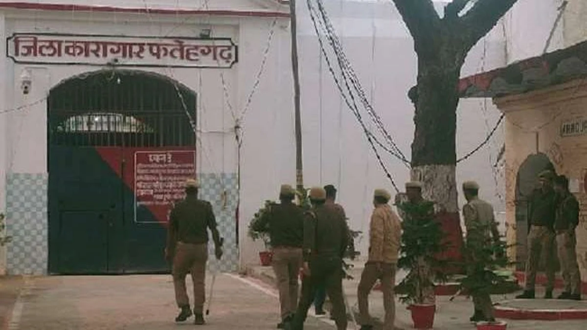 फर्रुखाबाद के फतेहगढ़ जेल में कैदी की मौत के बाद बवाल, 30 पुलिसकर्मी घायल