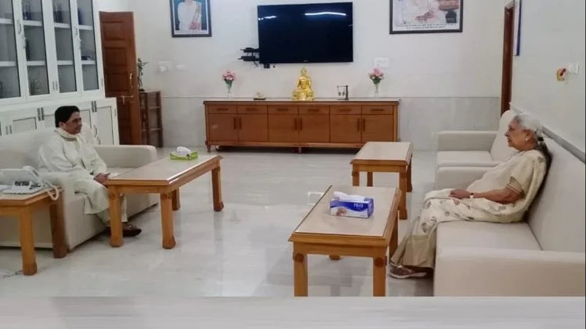 लखनऊ: बसपा सुप्रीमो मायावती से मिलीं यूपी की राज्यपाल, मां के निधन पर जताया शोक
