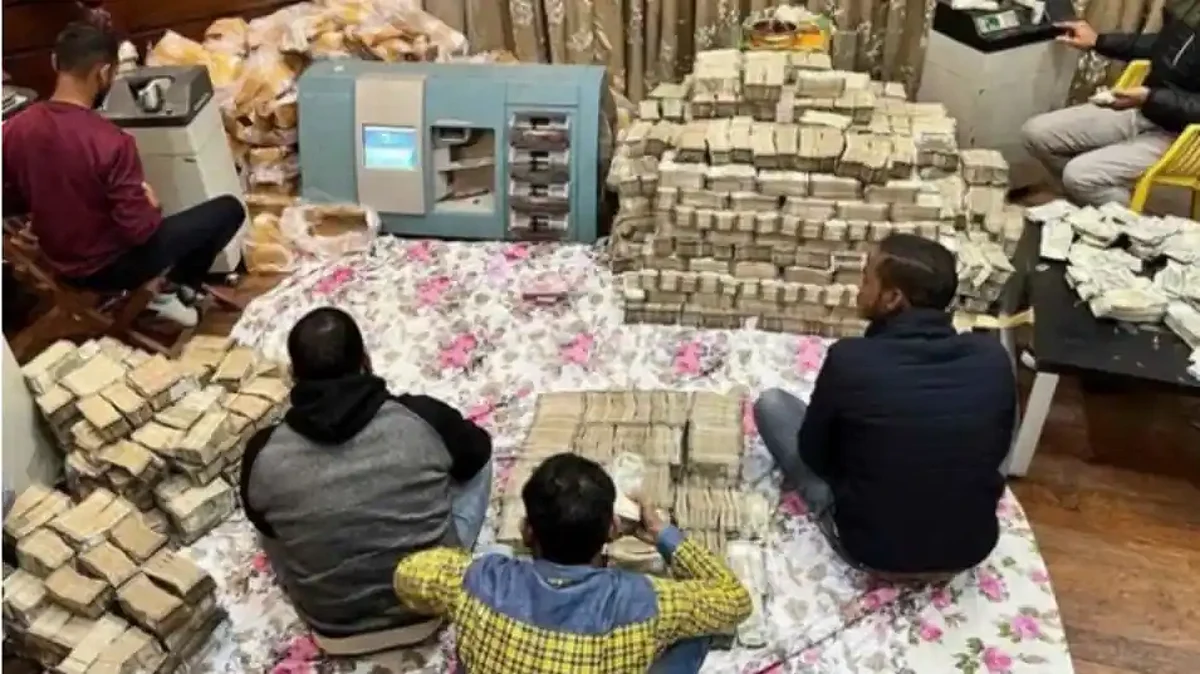 Income Tax Raid: 60 घंटे से नहीं झपकी हैं अफसरों की आँखें, अभी भी चल रही पीयूष जैन के घर की तलाशी