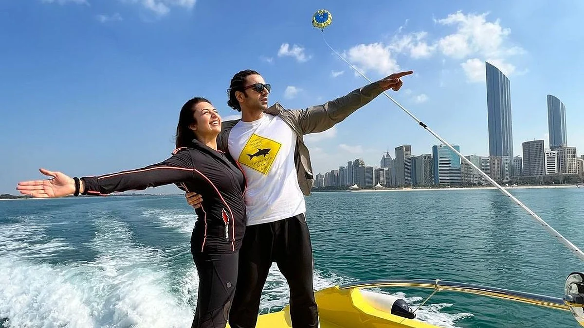 Love in the Air: बोट पर बांह फैलाए कुछ यूं दिया पोज, पति के साथ रोमांटिक मूड में दिखीं दिव्यांका त्रिपाठी