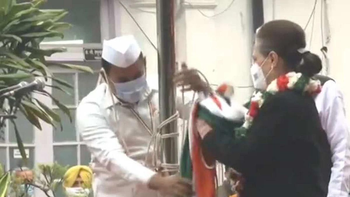 VIDEO: कांग्रेस स्थापना दिवस पर गिरा पार्टी का झंडा, फहरा रही थीं सोनिया गांधी