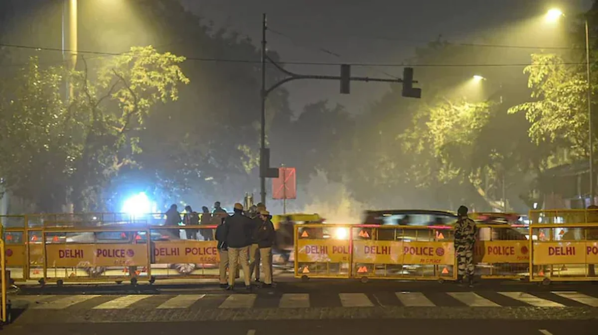 Delhi Night Curfew: ओमिक्रोन के खतरे के बीच दिल्ली में केजरीवाल सरकार ने लगाया नाइट कर्फ्यू