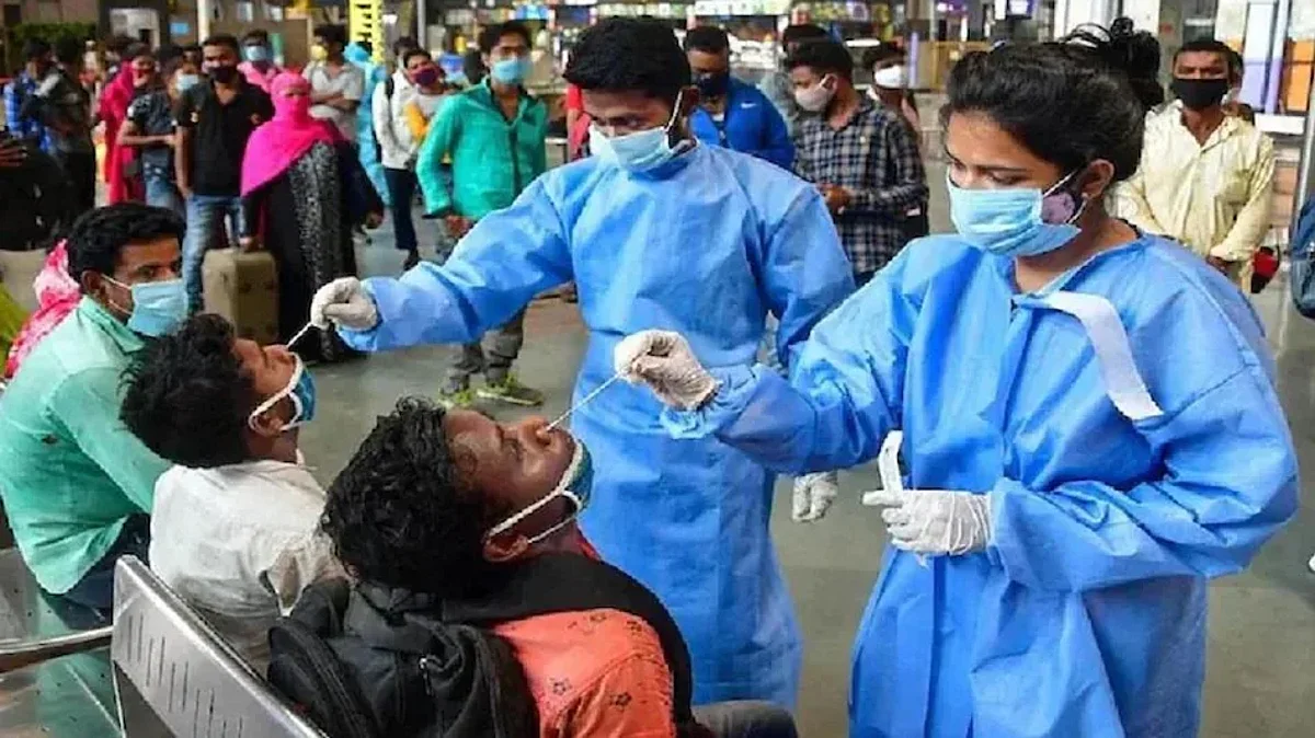 Covid-19 Updates: भारत में बीते 24 घंटे में कोविड के 13,154 नए मामले, ओमिक्रॉन संक्रमितों की संख्या 961 हुई