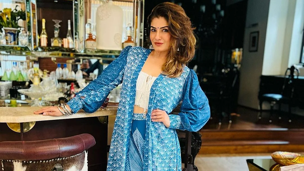 Raveena Tandon: गॉर्जियस आउटफिट में रवीना टंडन ने सोशल मीडिया पर ढाया कहर, देखें ग्लैमरस तस्वीरें
