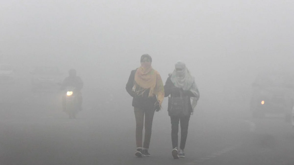 Weather Update: दिल्ली में शीतलहर का प्रकोप जारी, न्यूनतम तापमान 3.4 डिग्री तक पहुंचा