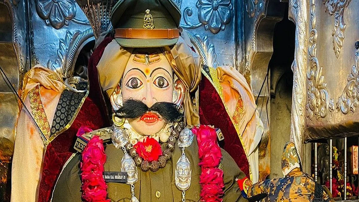 उत्तर प्रदेश: काशी में बाबा काल भैरव का बदला अवतार, पहनाई गई पुलिस यूनिफार्म