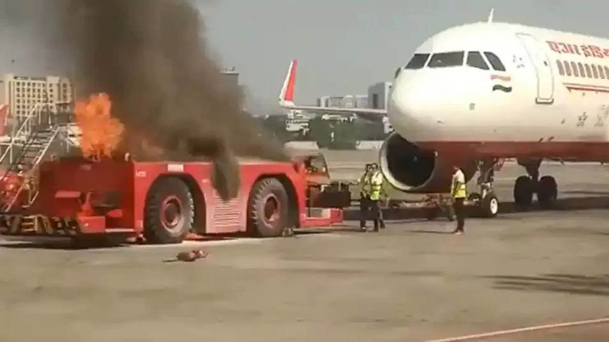 Watch Video: मुंबई एयरपोर्ट पर टला बड़ा हादसा, Air India के विमान के आगे खड़े ट्रैक्टर ने पकड़ी आग