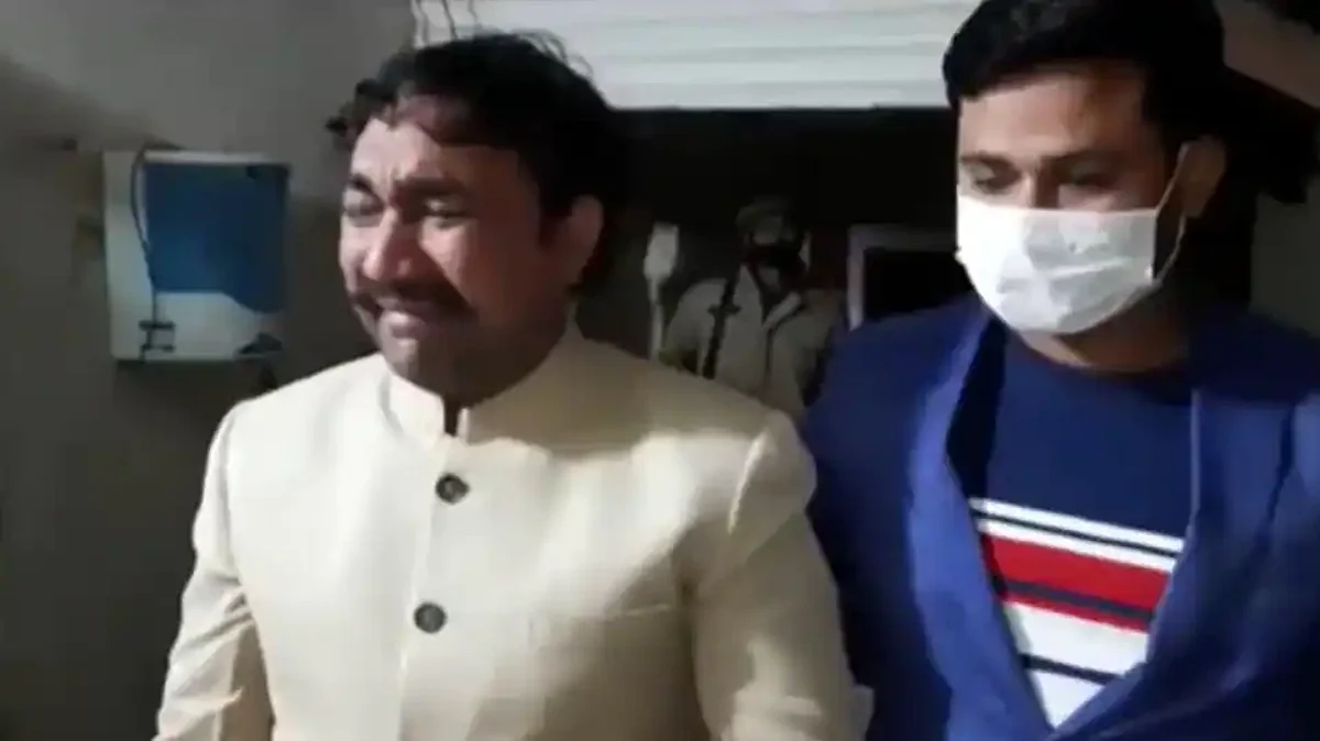 Watch Video: चुनाव का टिकट ना मिलने पर थाने पहुँच फूट-फूट कर रोये बसपा नेता, कहा '50 लाख मांगे जा रहे थे'