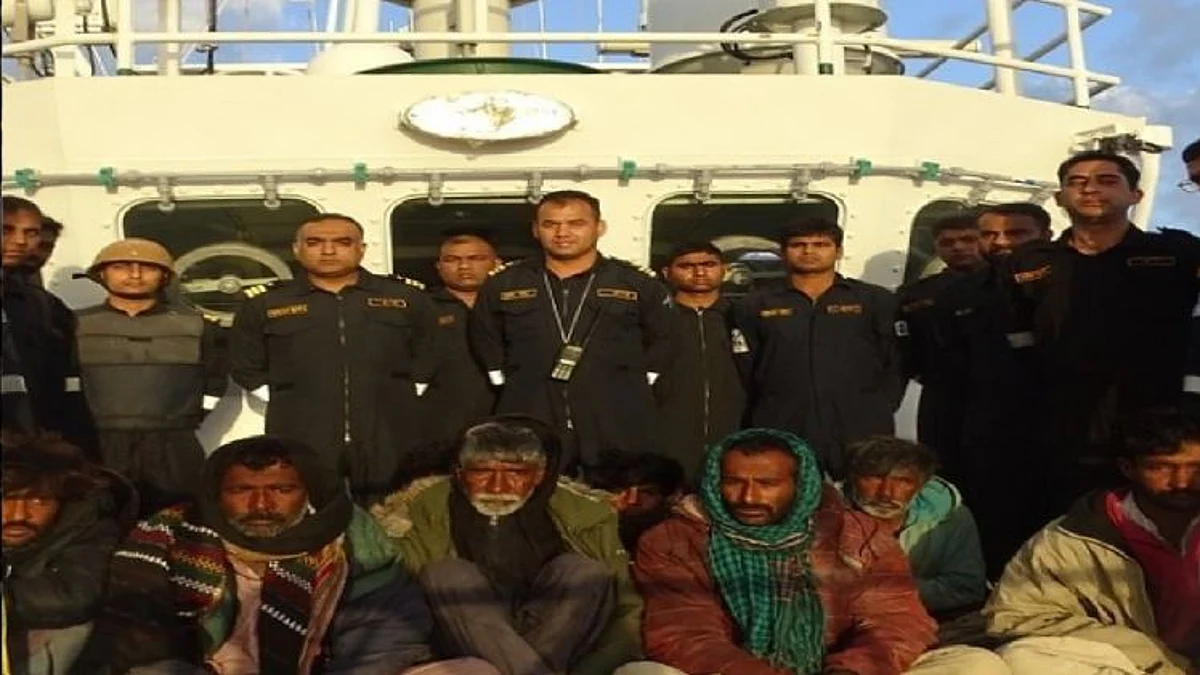 अरब सागर में पकड़े गए 10 पाकिस्तानी, नाव पर सवार होकर भारतीय सीमा में कर रहे थे प्रवेश
