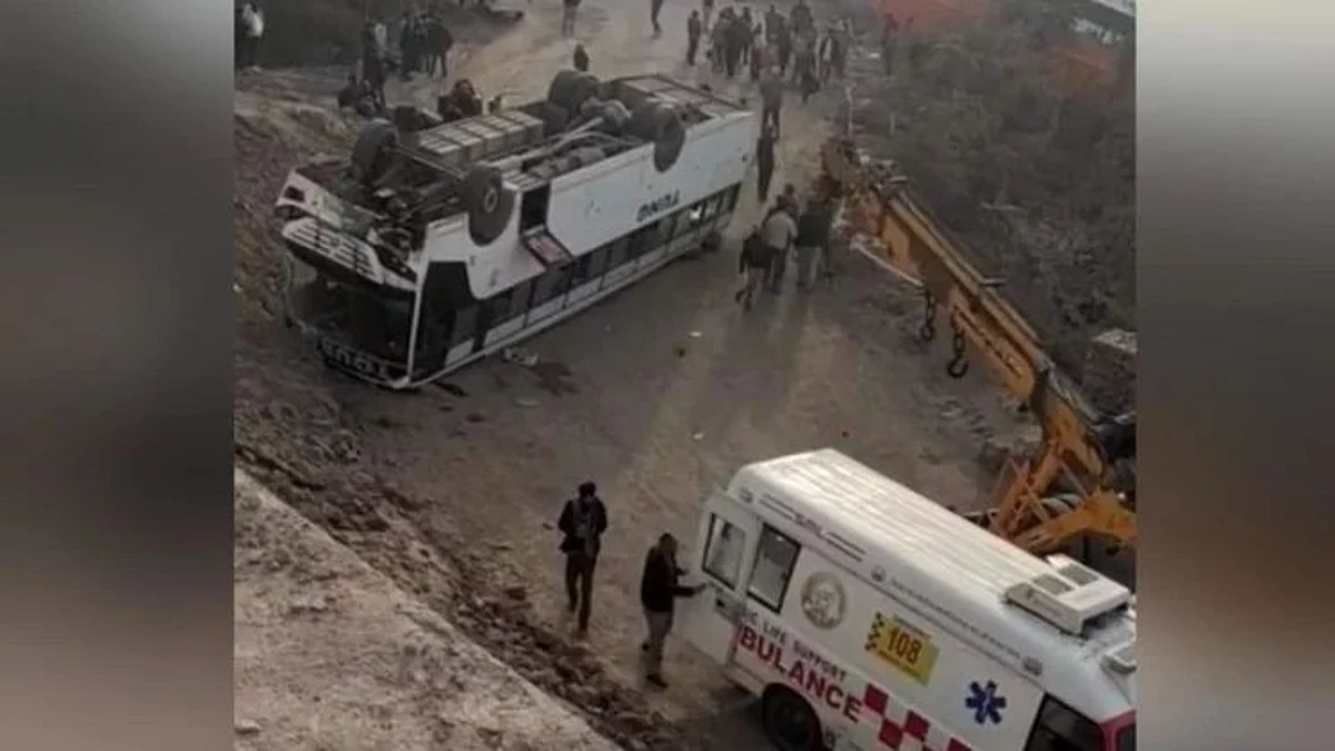 Himachal Road Accident: बिलासपुर में बड़ा सड़क हादसा, दो टूरिस्ट बस पलटीं, एक की मौत, 14 से ज्यादा घायल