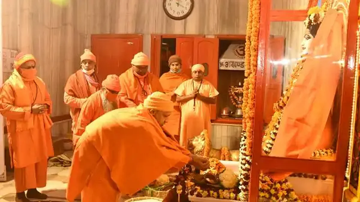 मकर संक्रांति के पर्व पर मुख्यमंत्री योगी आदित्यनाथ ने चढ़ाई गुरु गोरखनाथ को खिचड़ी