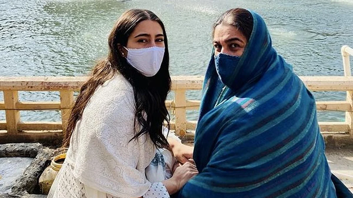 उज्जैन: महाकाल के दर्शन करने मां अमृता सिंह के साथ पहुंचीं सारा अली खान, सोशल मीडिया पर शेयर की तस्वीरें