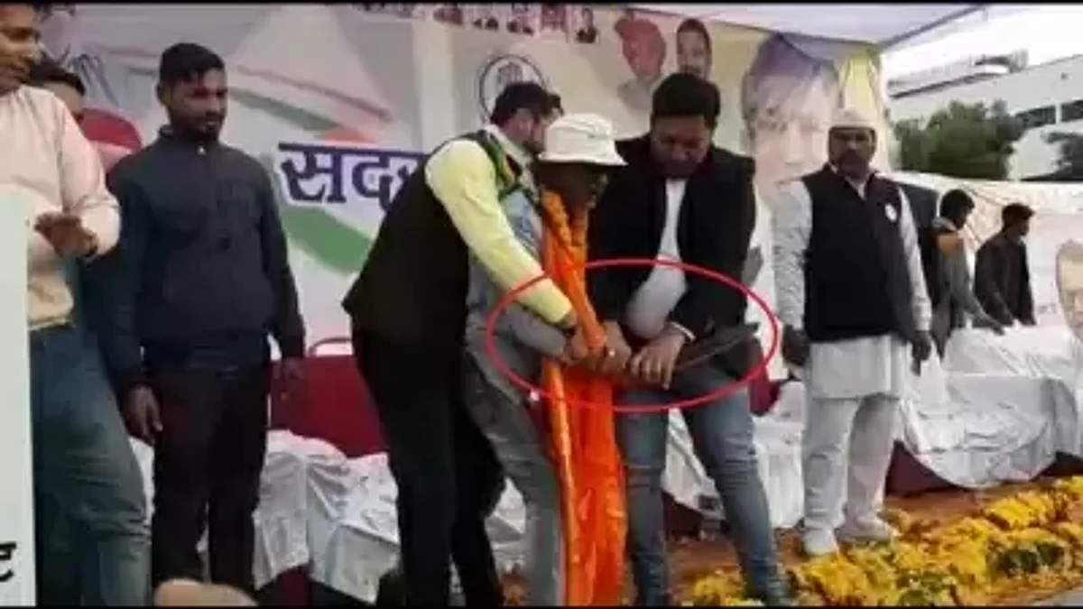 पीएम मोदी के बाद अब उत्तराखंड के पूर्व सीएम हरीश रावत की सुरक्षा में हुई चूक, मंच पर छुरा लेकर पहुंचा शख्स