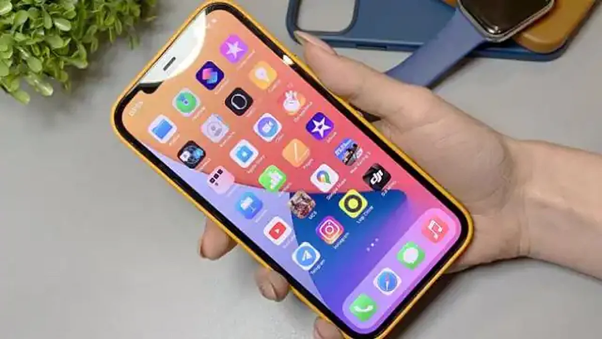 Apple ला रहा अनोखी टेक्नोलॉजी, iPhone की स्क्रीन ही बन जाएगी चार्जर
