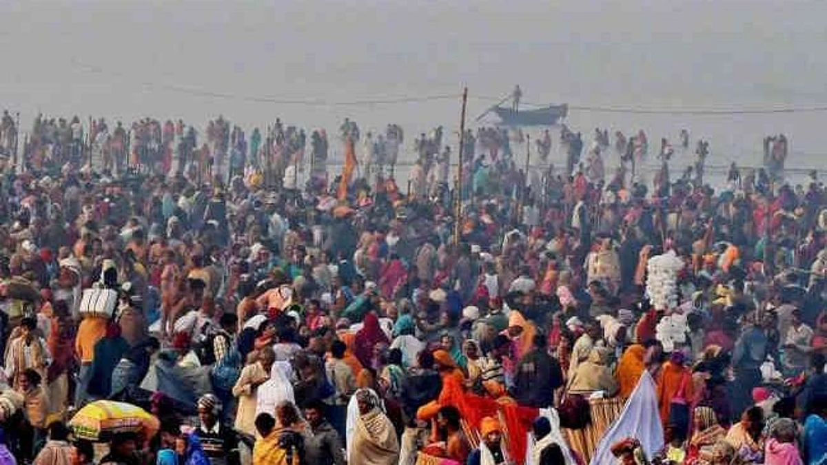माघ मेला शुरू होते ही लाखों भक्तों ने मकर संक्रांति पर स्नान किया, सोशल डिस्टेंसिंग की उड़ी धज्जियां