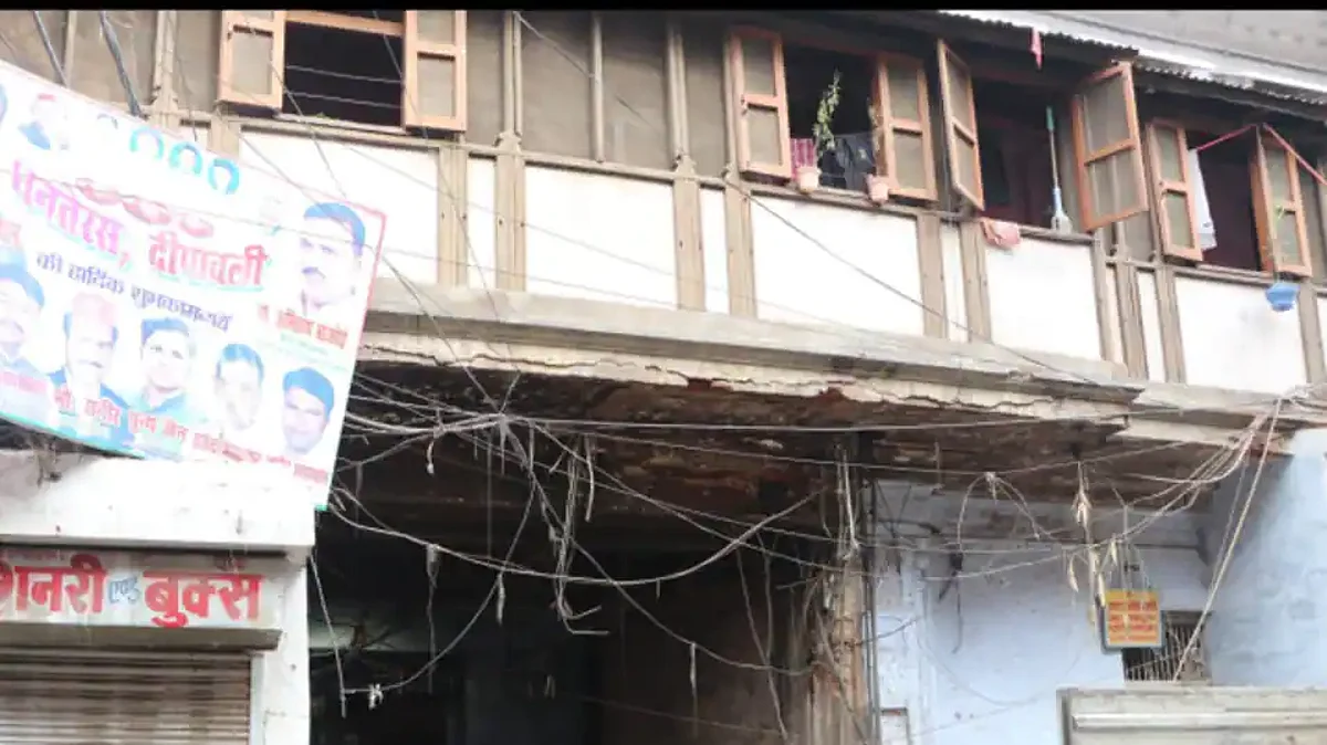 इत्र कारोबारी के बाद अब मटर के ठिकानों पर IT छापेमारी, कानपुर में टीमें कर रहीं छानबीन
