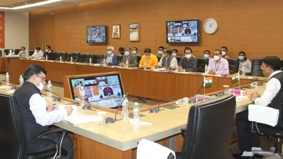 Covid-19: 15-18 वर्ष के किशोरों के टीकाकरण के लिए केंद्रीय स्वास्थ्य मंत्री की राज्यों के साथ बैठक, दिए नए दिशा-निर्देश