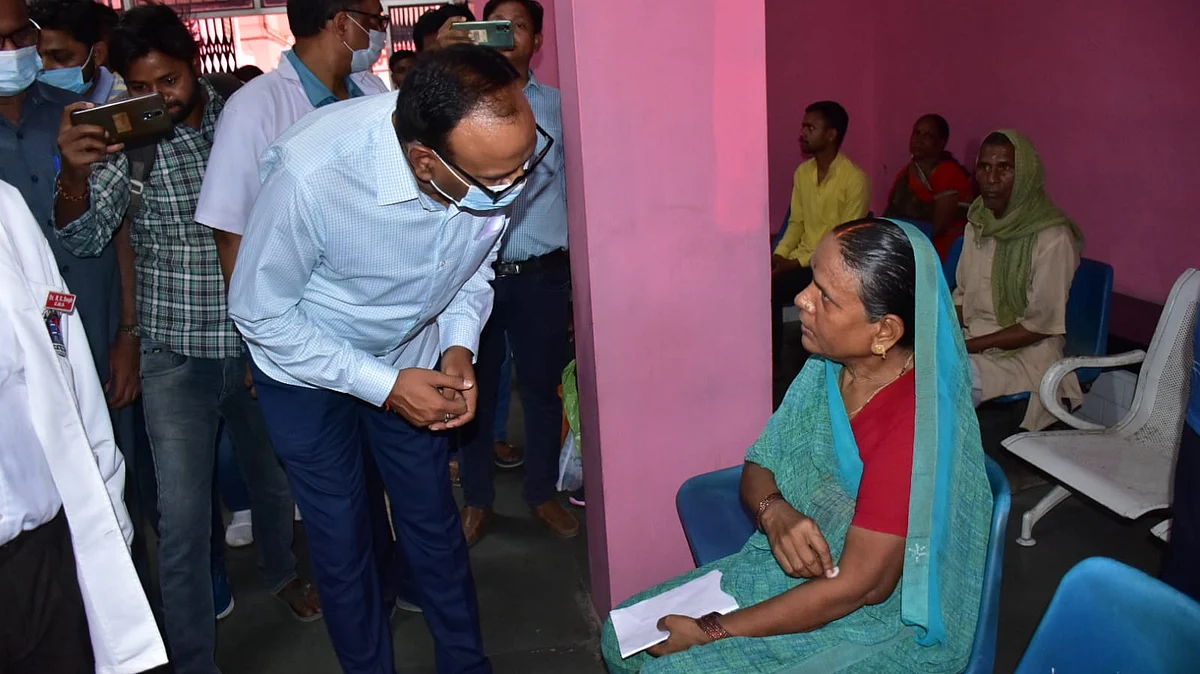 वाराणसी: खुद गाड़ी चलाकर जिला अस्पताल पहुंचे डिप्टी सीएम ब्रजेश पाठक, सुविधाओं का लिया जायजा