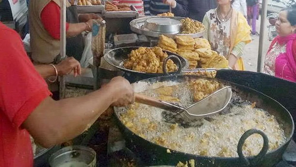 उत्तर प्रदेश: विभाग द्वारा लाभार्थियों को उपलब्ध कराया जा रहा सोयाबीन तेल, पकौड़े के ठेले पर हो रहा उपयोग