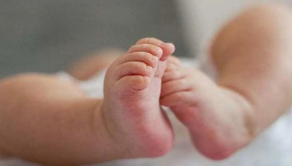 लखनऊ: चिनहट के मल्हौर इलाके के एक निजी अस्पताल में नर्स के हाथ से फिसलकर जमीन पर गिरे नवजात की मौत