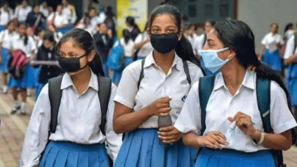 हजारों सरकारी स्कूल बंद होने से छात्रों की संख्या में हुई वृद्धि, शिक्षा मंत्रालय की रिपोर्ट में बताया गया