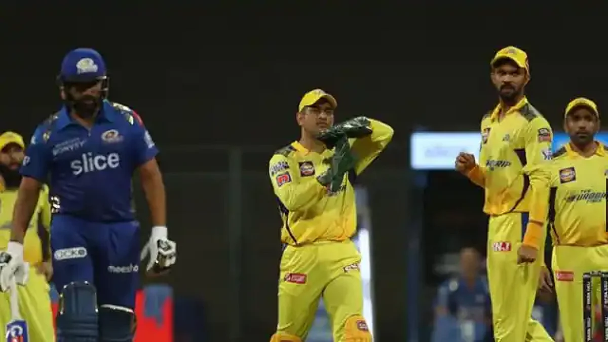 CSK vs MI: मुंबई इंडियंस ने चेन्नई सुपर किंग्स को 5 विकेट से हराया, प्लेऑफ की दौड़ से बाहर हुई धोनी की टीम