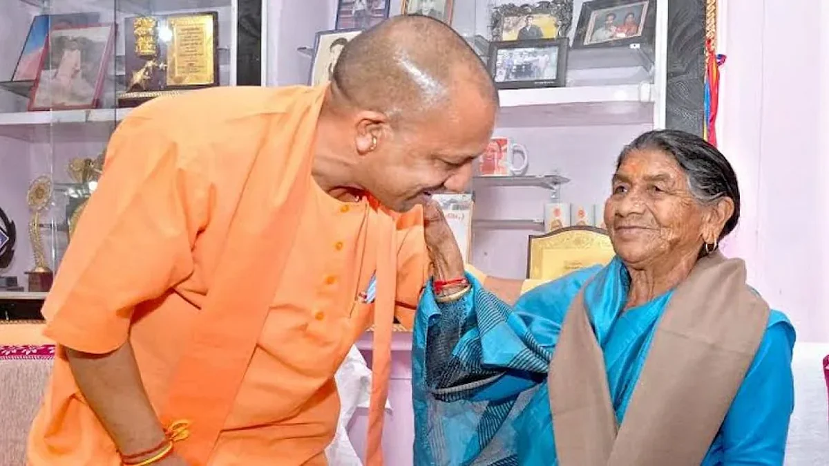 लखनऊ: 'मां से इस तरह लिपट जाऊं कि बच्चा हो जाऊं', मुनव्वर राना ने शेयर की सीएम योगी की मां के साथ तस्वीर