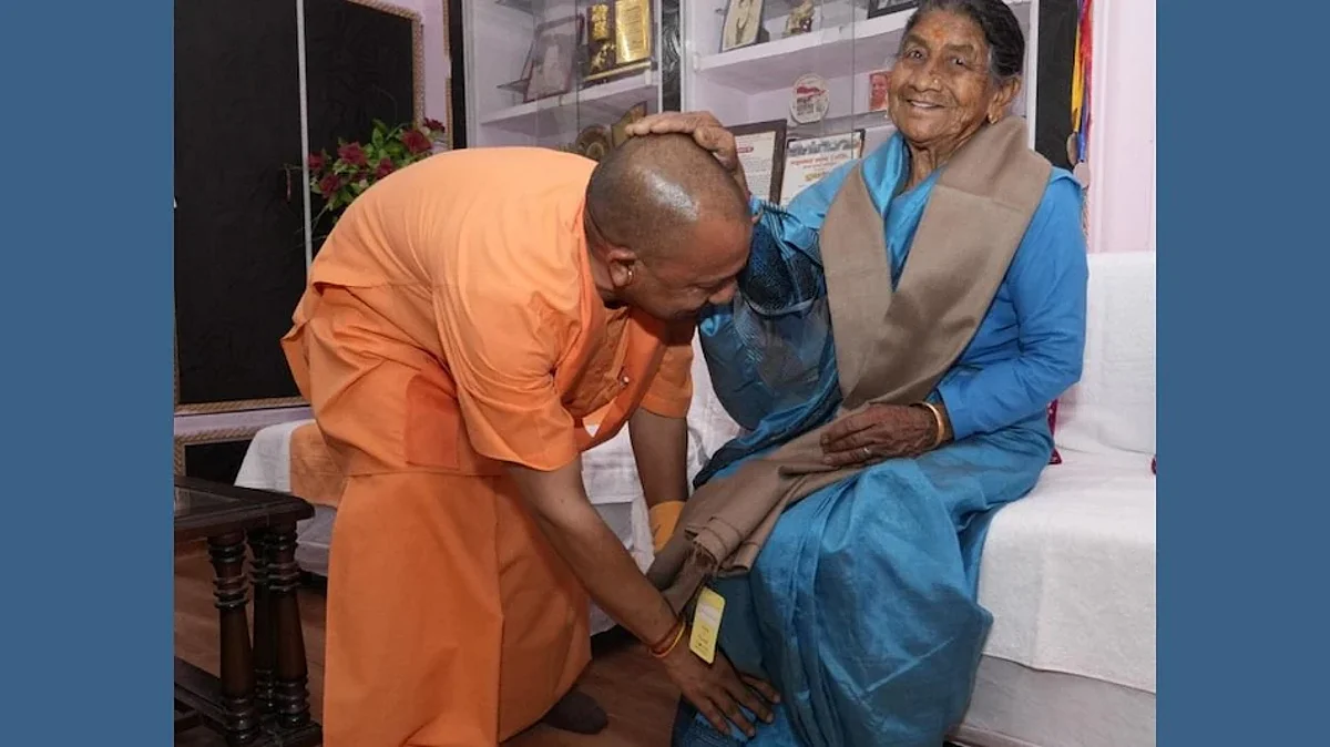 सीएम योगी आदित्यनाथ सालों बाद पहुंचे अपने पैतृक गांव, मां का आशीष लेकर हुए भावुक; देखें Photos