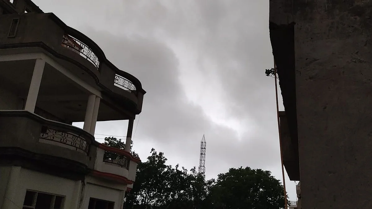 लखनऊ: झमाझम बारिश से मौसम हुआ सुहाना, आसमान में छाई काली घटाएं