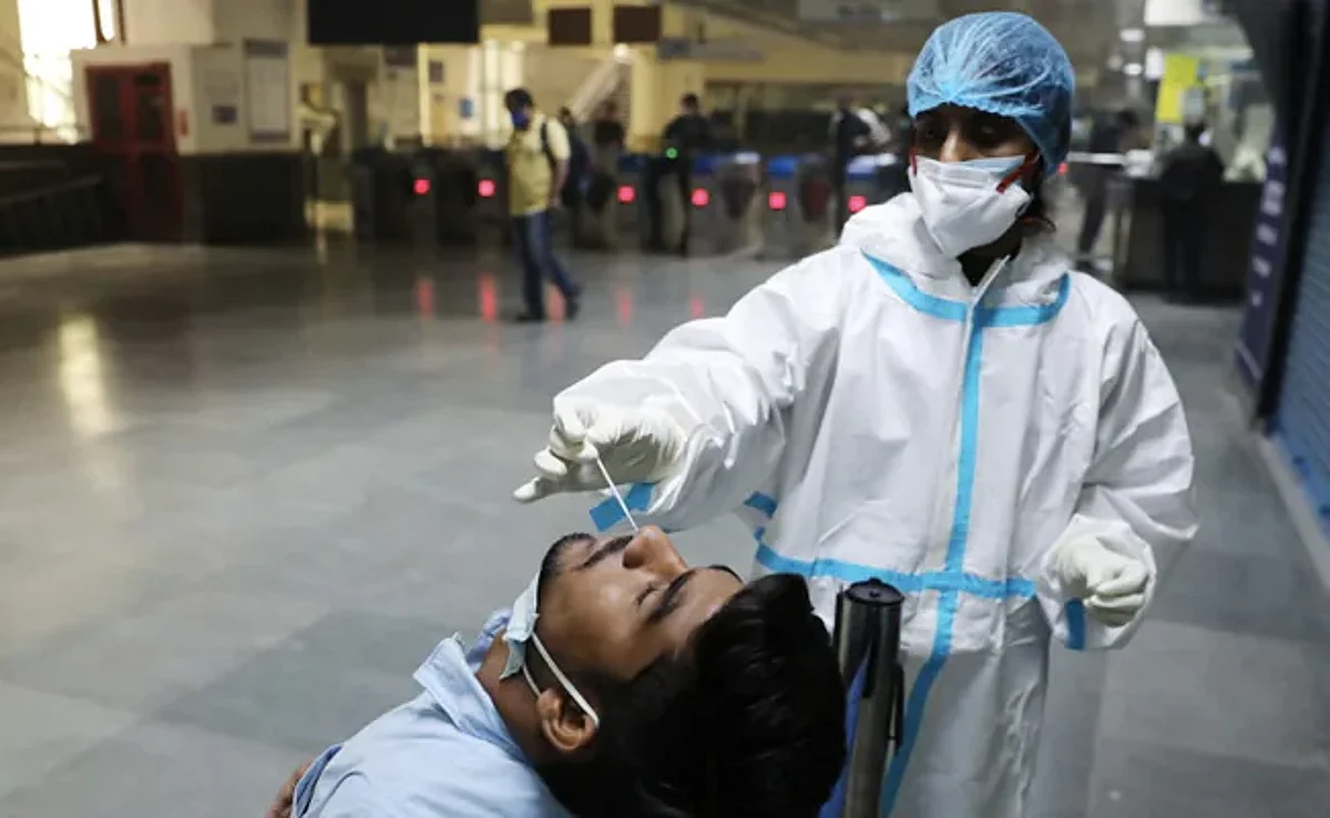 Covid-19 Updates: भारत में बीते 24 घंटों में कोरोना के 2,323 नए मामले, 25 मरीजों ने गंवाई जान