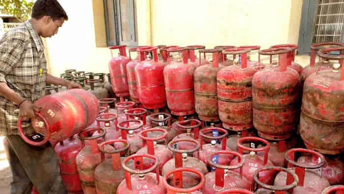 रसोई गैस की कीमतों में 50 रुपये की बढ़ोतरी, 1000 रुपये का हुआ 14.2 किलो का सिलेंडर
