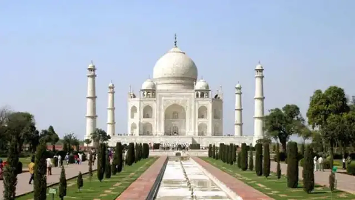 ताजमहल की मस्जिद में नमाज़ पढ़ते हुए 4 पर्यटक गिरफ्तार, हैदराबाद से आए थे आगरा