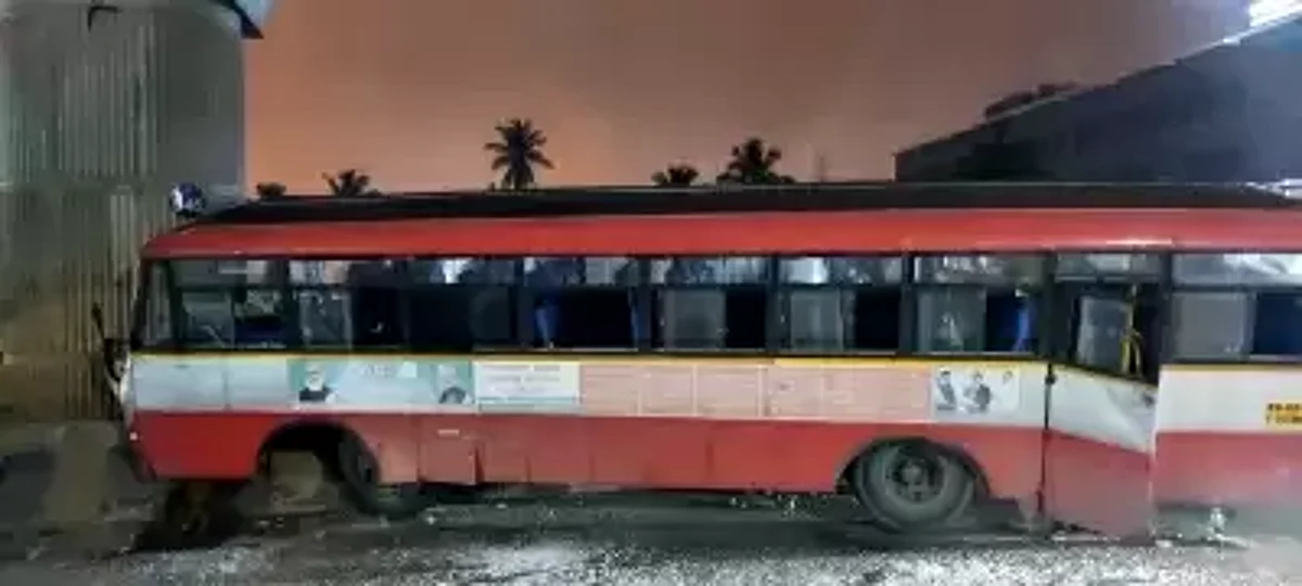 बैंगलोर: बैलेंस खोकर मेट्रो पीलर से टकराई बस, 25 लोग घायल