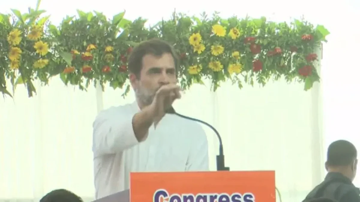 गुजरात: आदिवासी सम्मेलन में राहुल गांधी ने मनरेगा को लेकर पीएम मोदी पर साधा निशाना, कही ये बात