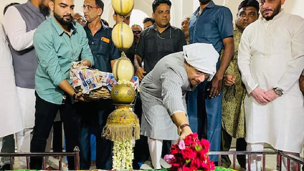 औरंगजेब की कब्र पर पहुंचे अकबरुद्दीन ओवैसी, भाजपा-शिवसेना ने बोला हमला