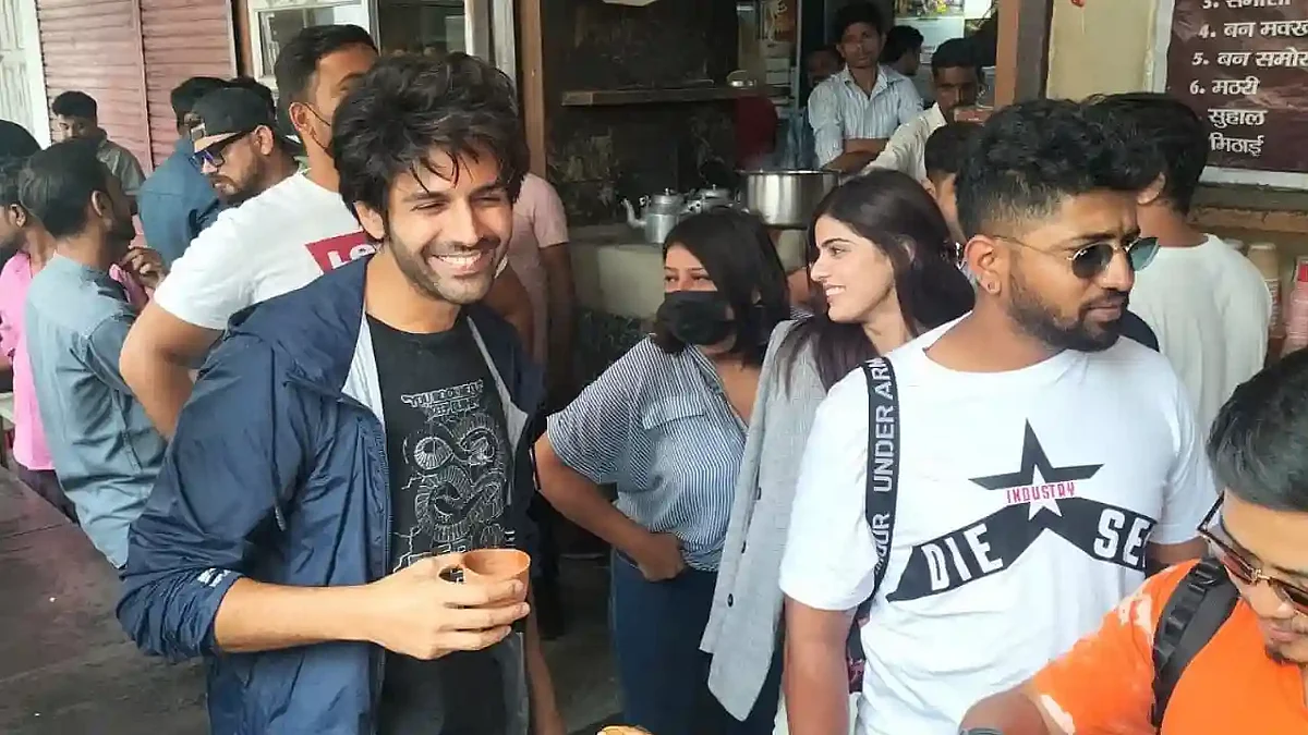 Kartik Aaryan in Lucknow: लखनऊ में शर्मा की चाय का लुत्फ़ लेते दिखे कार्तिक आर्यन