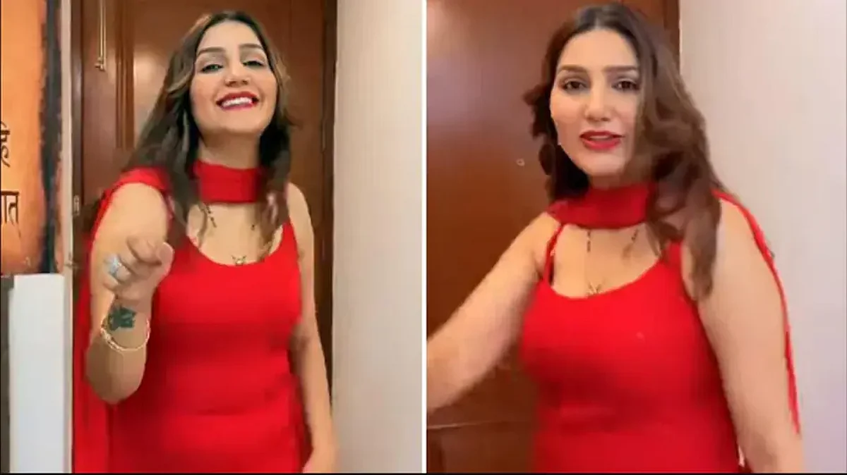 Video: लाल सूट में Sapna Choudhary ने स्टेज पर लगाई आग, धमाकेदार डांस से लूट ली महफिल