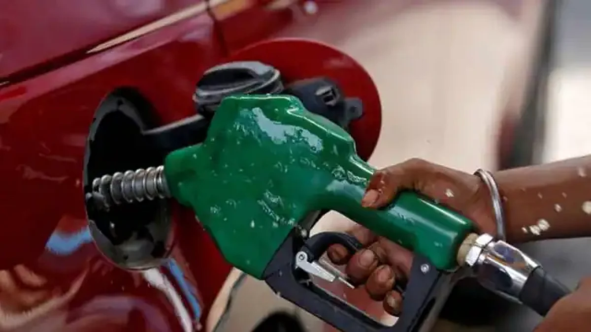 Petrol-Diesel Price: मोदी सरकार का बड़ा फैसला, पेट्रोल 9.5 रुपये और डीजल 7 रुपये होगा सस्ता, LPG पर 200 रुपये की राहत