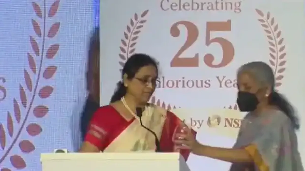 जब भाषण के बीच NSDL चीफ ने मांगा पानी तो बोतल लेकर पहुंच गईं वित्त मंत्री निर्मला सीतारमण, देखें Video