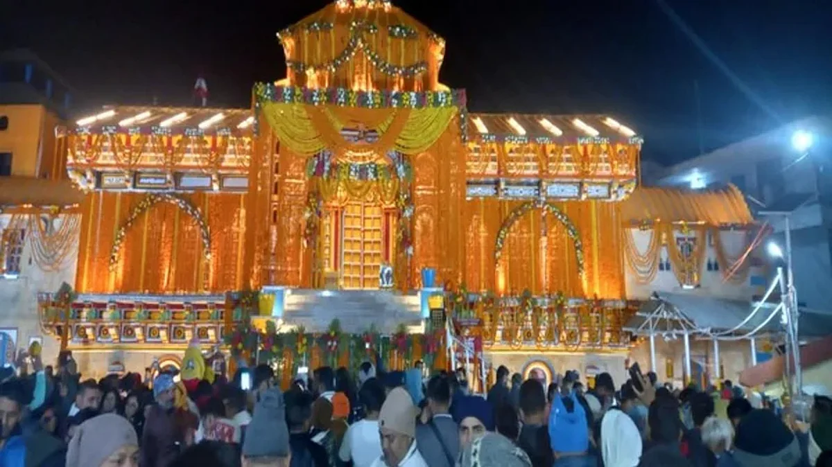 Badrinath Dham: श्रद्धालुओं के लिए खुले बदरीनाथ मंदिर के कपाट, पीएम मोदी के नाम से हुई पहली पूजा,आस्था का उमड़ा सैलाब