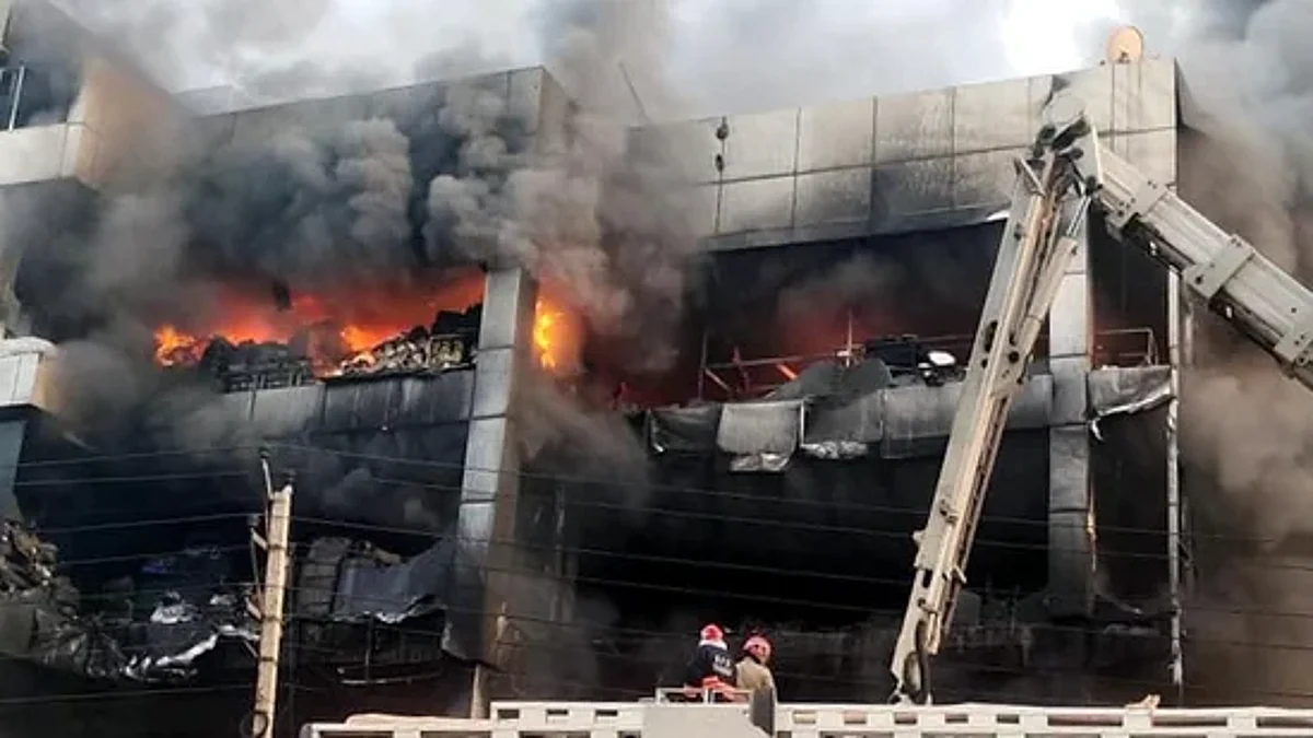Mundka Fire: पांच प्रभावित परिवारों को मिलेगा पांच हजार रुपये का मासिक राशन