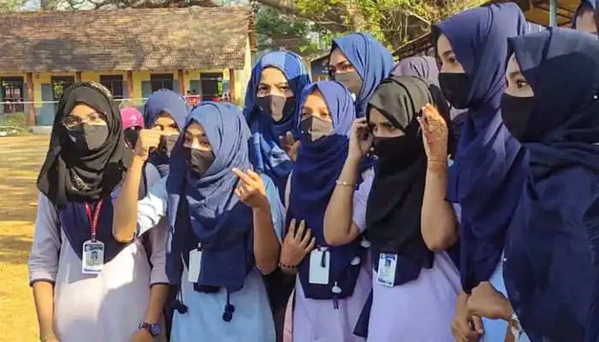 Hijab Controversy: अब गाजियाबाद पहुंचा हिजाब विवाद, कॉलेज ने छात्राओं से यूनिफार्म पहनने को कहा