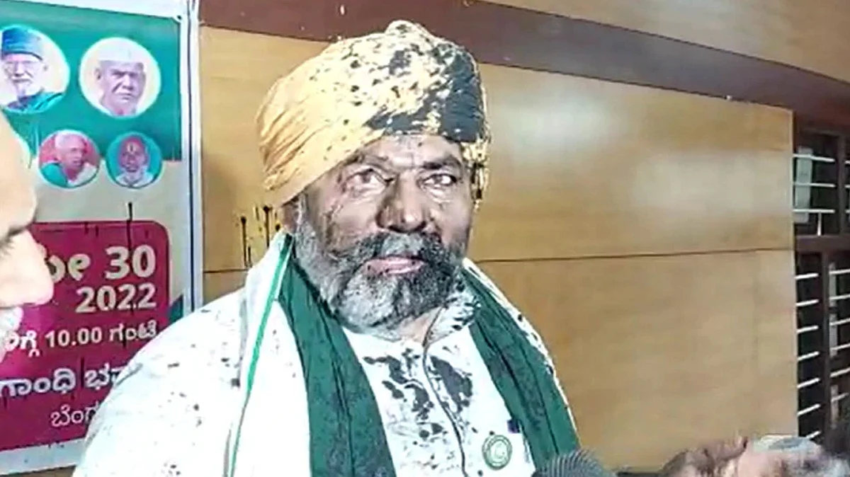 कर्नाटक में किसान नेता राकेश टिकैत के ऊपर फेंकी गई स्याही, प्रेस वार्ता के दौरान धक्कामुक्की