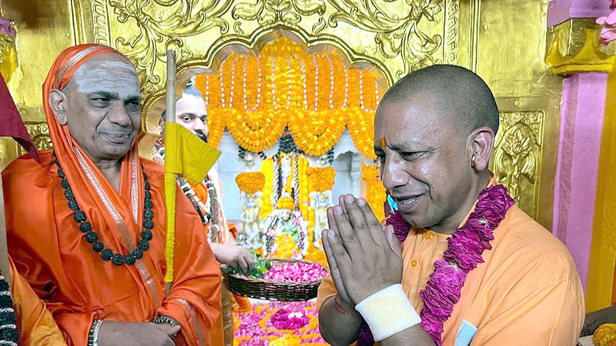 दो दिवसीय दौरे पर वाराणसी पहुंचे सीएम योगी आदित्यनाथ, कई परियोजनाओं का करेंगे शिलान्यास