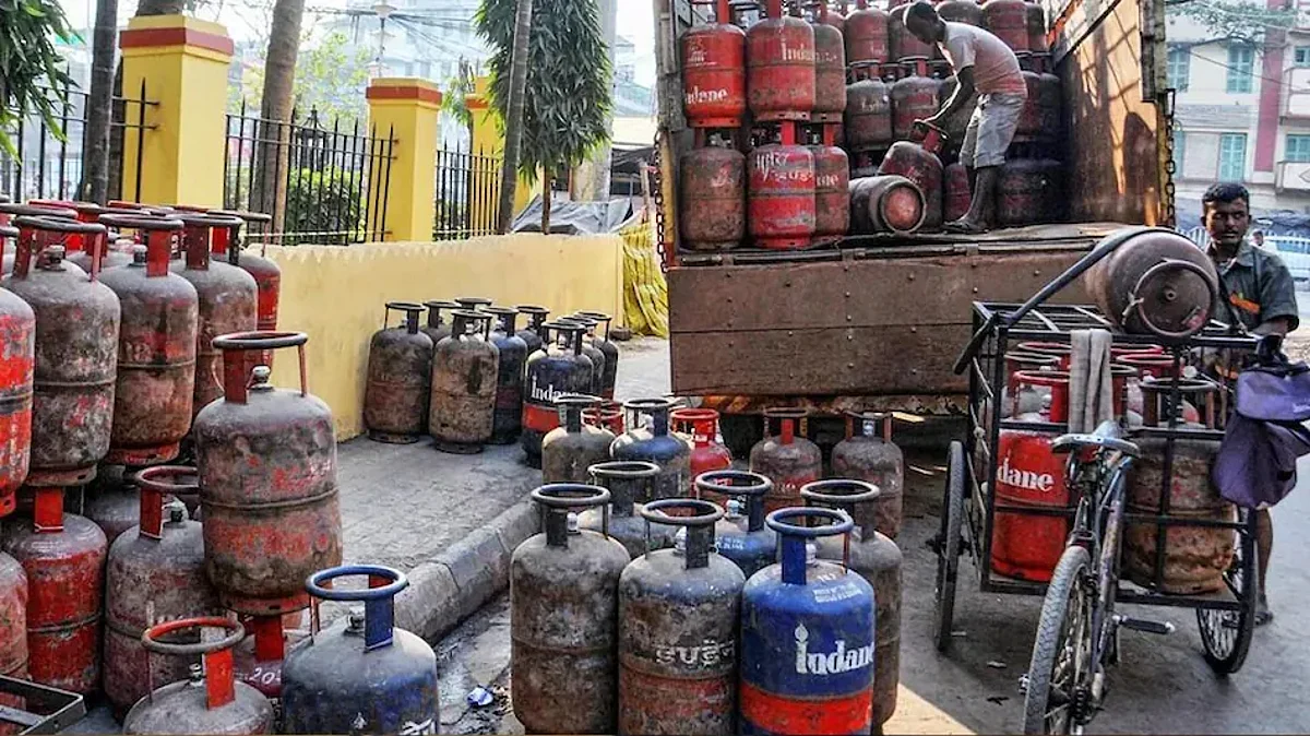 Commercial LPG Cylinder Price: महीने के पहले ही दिन महंगाई की मार, कमर्शियल गैस सिलेंडर 2355 रुपये का हुआ