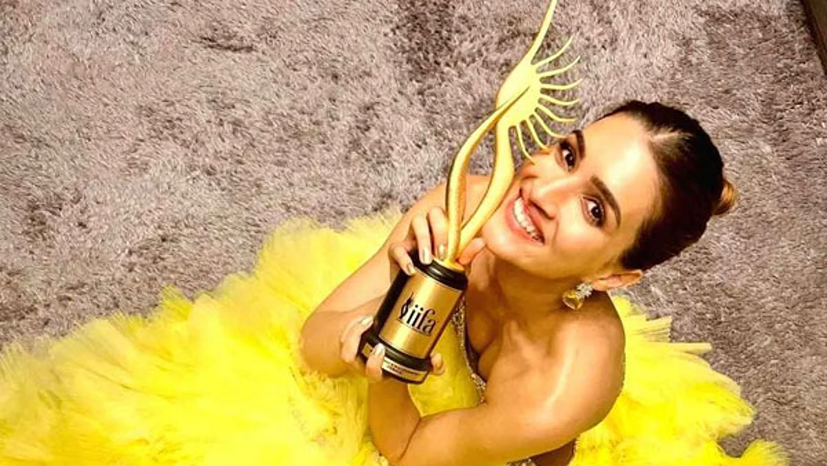 22वें IIFA में मिमी के लिए मिला सर्वश्रेष्ठ अभिनेत्री का पुरस्कार तो झूम उठी कृति सैनन, कहा 'सपने सच होते हैं'