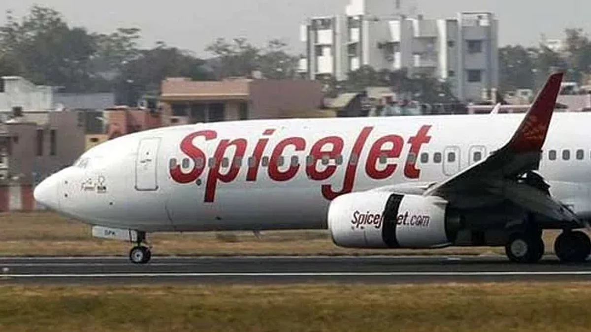 पटनाः Spicejet के विमान की आग लगने के बाद इमरजेंसी लैंडिंग, सवार सभी 185 यात्री सुरक्षित