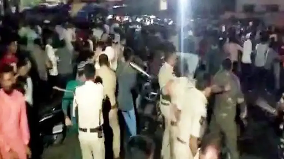 सोशल मीडिया पोस्ट को लेकर तेलंगाना के अदीलाबाद में बवाल, प्रदर्शनकारियों पर पुलिस ने किया लाठीचार्ज
