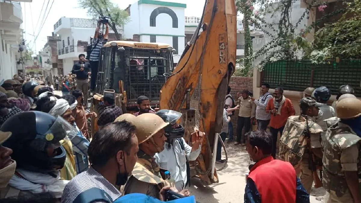 Prayagraj Violence: प्रयागराज हिंसा के मास्टरमाइंड जावेद पंप के घर पर चला बुलडोजर, भारी पुलिसबल तैनात